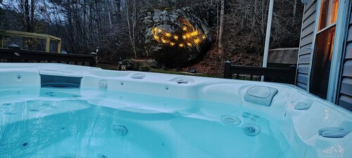 Cozy Bear Rock Cottage with hot tub 