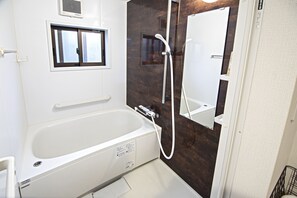 Deluxe Villa | Bathroom | Rainfall showerhead, free toiletries, hair dryer, slippers - Kujo Takeumi (Kyoto)