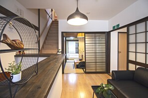 Deluxe Villa | Living area | 32-inch flat-screen TV with cable channels - Kujo Takeumi (Kyoto)