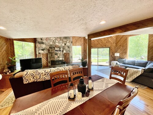 Chalet on Manistee River with amazing backyard pond. 5 minutes from Fife Lake.