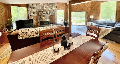 Chalet on Manistee River with amazing backyard pond. 5 minutes from Fife Lake.