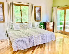 4 bedrooms, in-room safe, desk, iron/ironing board