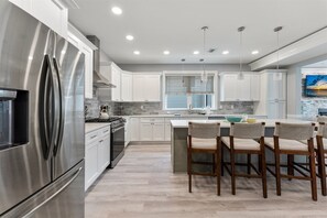 Kühlschrank, Ofen, Geschirrspüler, Wasserkocher mit Kaffee-/Teezubehör