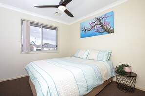 2 habitaciones, tabla de planchar con plancha, wifi y ropa de cama 