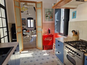 Réfrigérateur, micro-ondes, lave-vaisselle, cafetière/bouilloire