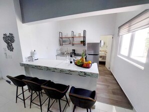 Microondas, parrilla de estufa y cafetera y tetera 