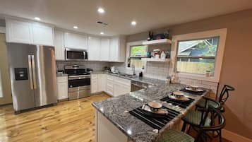 Refrigerador, microondas, horno y parrilla de estufa