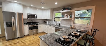 Farmhouse !!  1 min to  Randy’s Icehouse, Tx Beer Co & Taylor Liquor & 5 Samsung