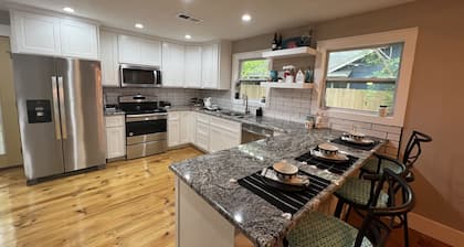 Farmhouse !! 1 min to Randy’s Icehouse, Tx Beer Co & Taylor Liquor & 5 Samsung