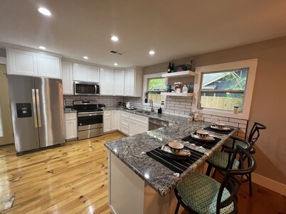 Farmhouse !!  1 min to  Randy’s Icehouse, Tx Beer Co & Taylor Liquor & 5 Samsung