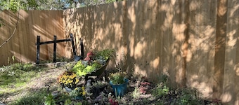 Farmhouse !!  1 min to  Randy’s Icehouse, Tx Beer Co & Taylor Liquor & 5 Samsung