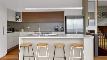 House | Private kitchen | Full-sized fridge, microwave, oven, stovetop
