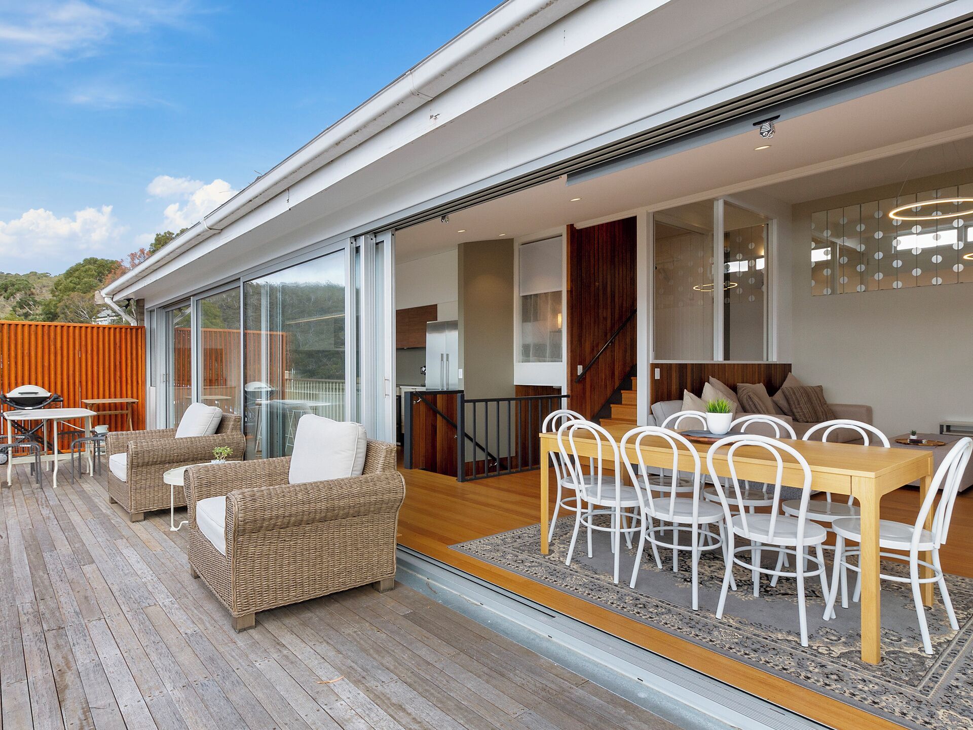 House | 4 bedrooms, individually decorated, individually furnished, desk