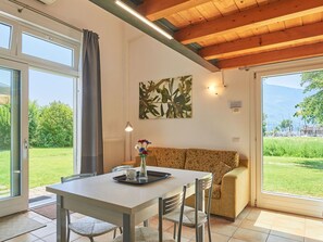 Dining - Beautiful apartment in villa for 4 guests with A/C, WIFI, TV, patio and pets allowed (Gravedona)