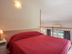 1 bedroom, travel cot, free WiFi, bed sheets - Beautiful apartment in villa for 4 guests with A/C, WIFI, TV, patio and pets allowed (Gravedona)