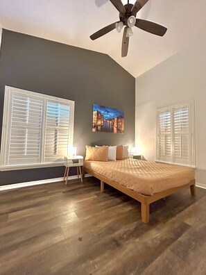 5 Schlafzimmer, Schreibtisch, Bügeleisen/Bügelbrett, Reisekinderbett