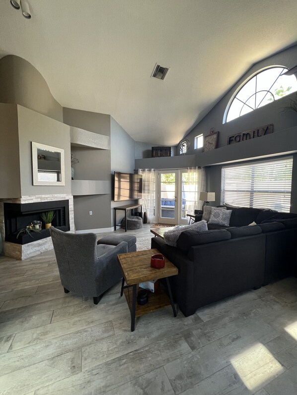 Smart-TV, Kamin, Bücher, Stereoanlage