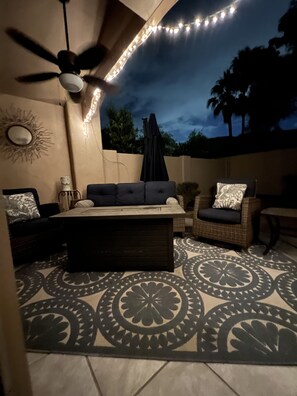 TV connectée, cheminée, livres, chaîne hi-fi