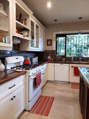 ميكروويف، فرن، موقد طهي مسطح، غسالة أطباق