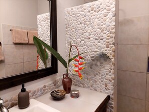 Een douche, een haardroger, handdoeken, toiletpapier