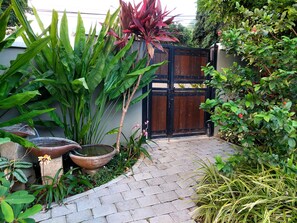 المنطقة المحيطة بالمنشأة