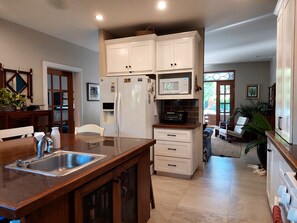 Mikrobølgeovn, ovn, kokeplater og oppvaskmaskin