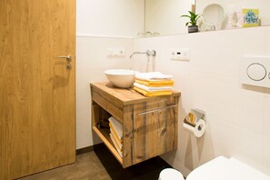 Douche, sèche-cheveux, serviettes fournies