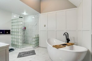 Chuveiro, secador de cabelo, toalhas de banho, sabonete