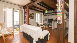 Ein großzügiger Wohnbereich mit Sofa, Esstisch und Balkon.