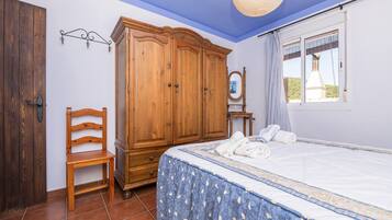 2 dormitorios, tabla de planchar con plancha, ropa de cama