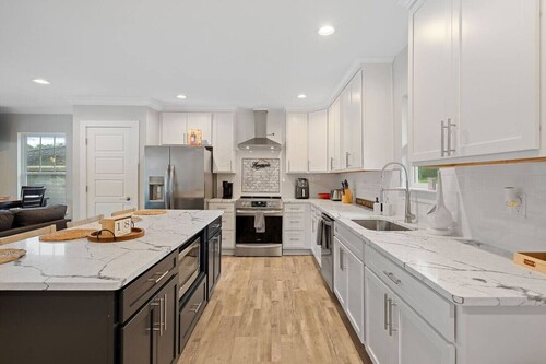 Lake Norman Waterfront with Dock, hot tub fire pit and pool table