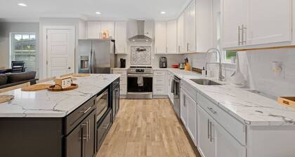 Lake Norman Waterfront with Dock, hot tub fire pit and pool table