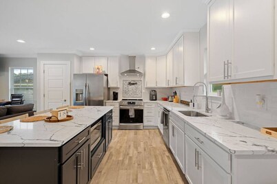 Lake Norman Waterfront with Dock, hot tub fire pit and pool table