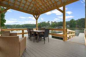 Outdoor dining - Lake Norman Waterfront with Dock, hot tub fire pit and pool table (Denver)