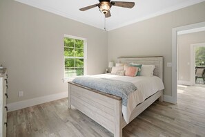 4 bedrooms, desk, iron/ironing board, travel cot - Lake Norman Waterfront with Dock, hot tub fire pit and pool table (Denver)