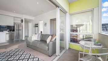 Comfort appartement | Woonruimte | Een 50-inch televisie met digitale zenders