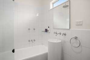 Bathroom - Cherrybombe 1920s Art Deco Armadale Apartment (Armadale)