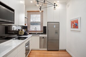 Private kitchen - Cherrybombe 1920s Art Deco Armadale Apartment (Armadale)