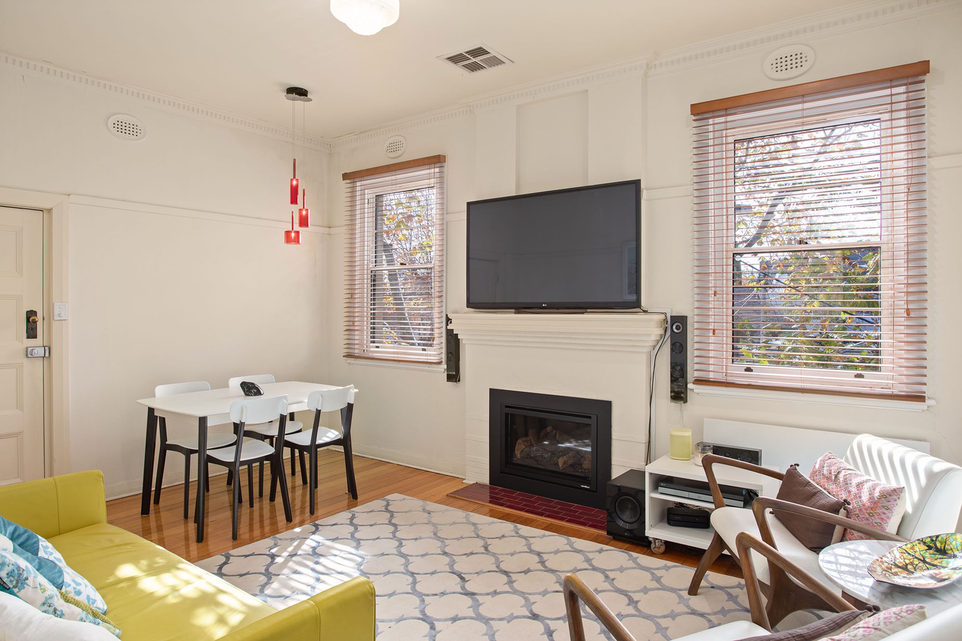 Smart TV, fireplace