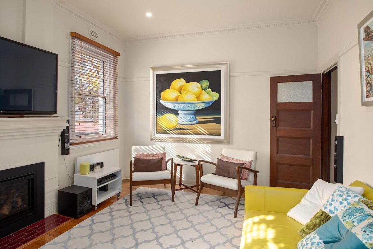 Smart TV, fireplace