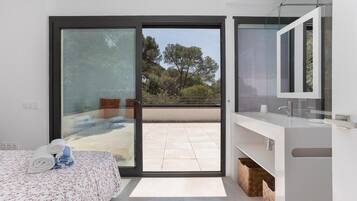 4 bedrooms, iron/ironing board