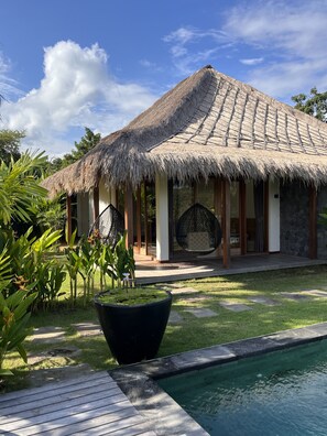 In-room safe, desk, free WiFi, bed sheets - La Reserva (Jimbaran)