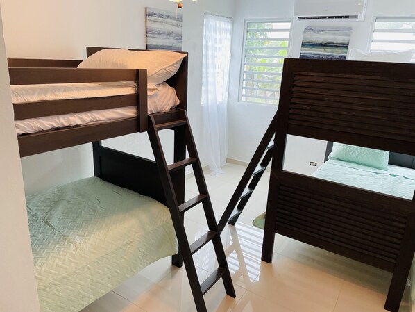 3 soverom, skrivebord, reiseseng for barn og wi-fi (inkludert)