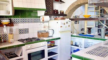 Een koelkast, een oven, een kookplaat