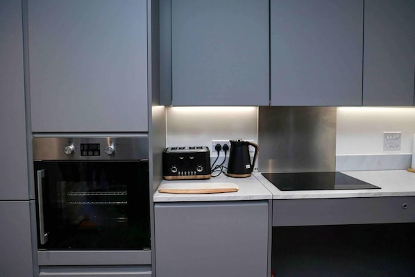 Réfrigérateur, micro-ondes, four, plaque de cuisson