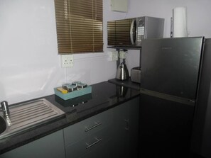 Private kitchen - TravelNest Tranquility Tiny home (Halfway House Midrand)