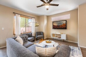 Smart TV - Retreat to Relaxation: Your Unforgettable Vacation Home with private pool (Las Vegas)