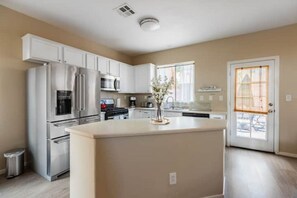 Fridge, microwave, oven, stovetop - Retreat to Relaxation: Your Unforgettable Vacation Home with private pool (Las Vegas)