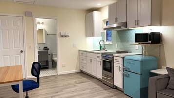 Een koelkast, een magnetron, een oven, een kookplaat