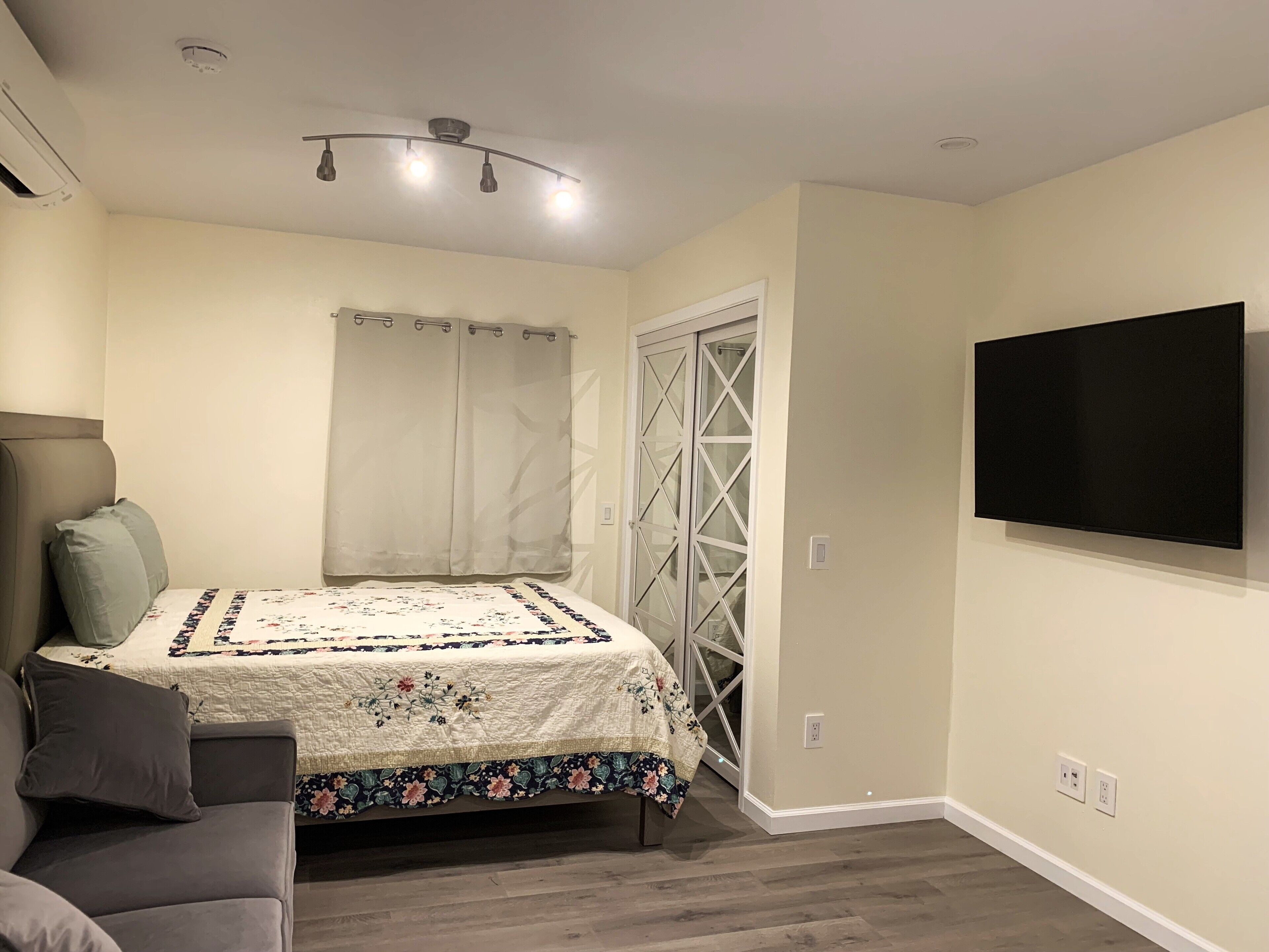 書桌、熨斗/熨衫板、免費 Wi-Fi、床單